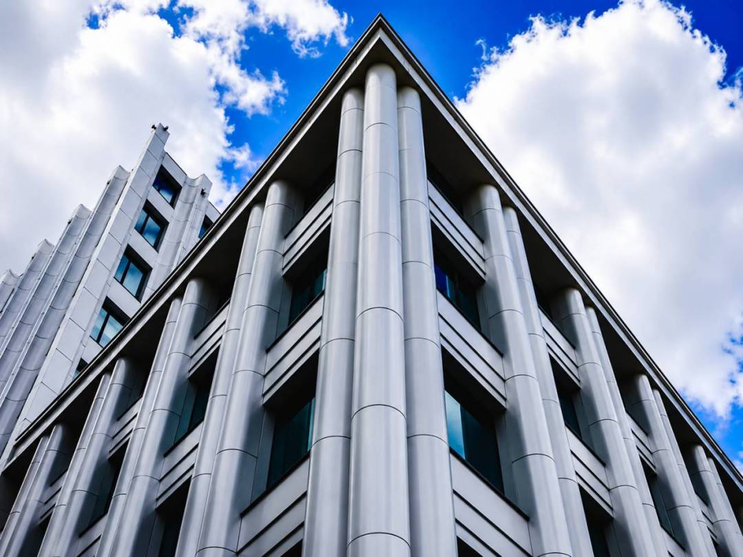 Edificio sanitario moderno que representa el sistema de salud del Reino Unido en un artículo sobre si el NHS está en crisis.