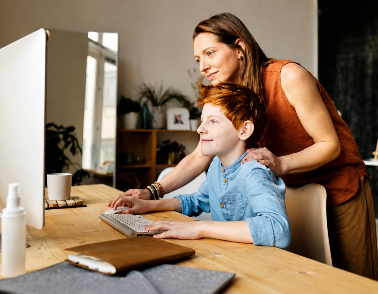 Adult guiding a child through an online learning activity, illustrating how micro-learning supports memory, vocabulary and conversation skills.