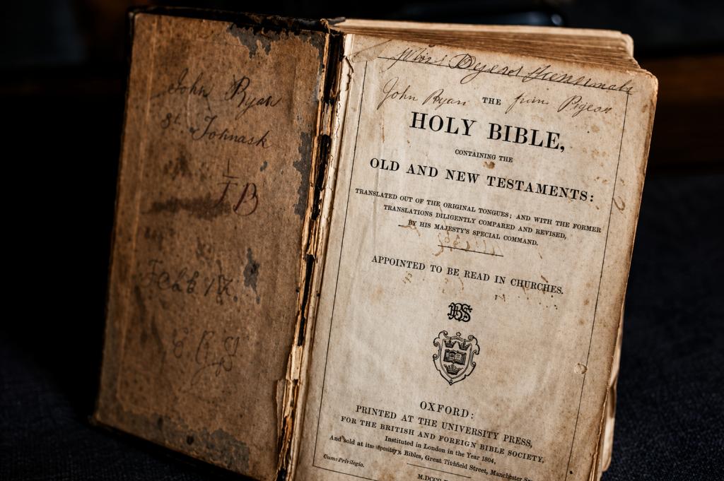Biblia histórica abierta en su página de título, que ilustra el papel de la traducción bíblica en la historia del lenguaje y la comunicación entre culturas.
