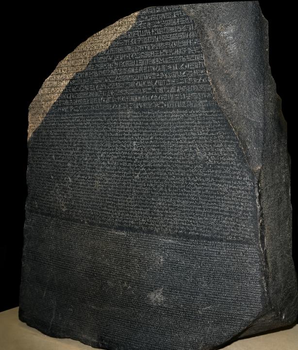 La Piedra de Rosetta, un antiguo artefacto inscrito que desempeñó un papel fundamental en el desciframiento de los jeroglíficos egipcios y en la historia de la traducción.